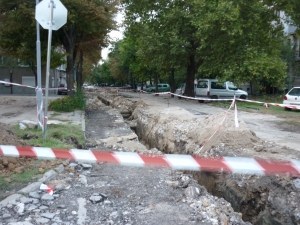 Как недовършен ремонт разби улица?