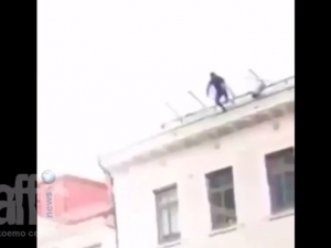 Мъж скочи от четвъртя етаж и оживя ВИДЕО