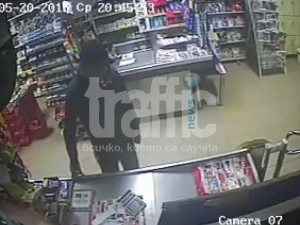 Младеж краде кутия за дарения от нон стоп ВИДЕО