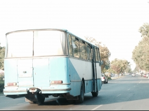 Половинвековен автобус извозва български военни /снимки/