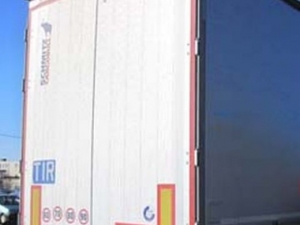 Камион, излъчващ радиация, прекоси България. Задържан е