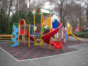 Изграждат детска площадка в 
