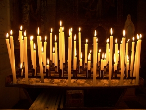 Свещите в църквите поскъпват