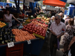 Данъчни и инспектори по храни започват проверки по пазарите
