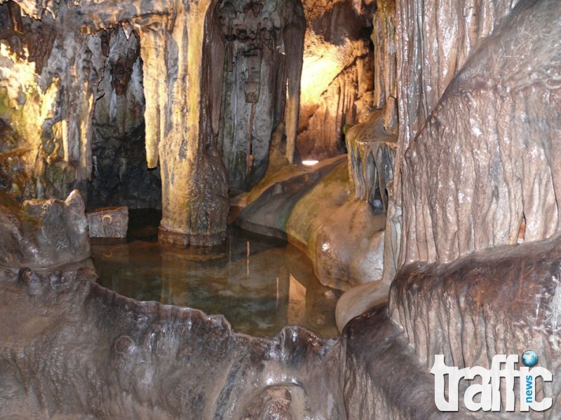 Вода залива екскурзианти в пещерата 
