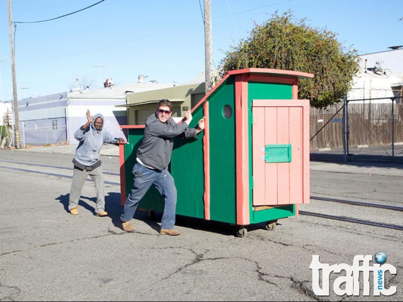 Художник създава дом за бездомници от боклук