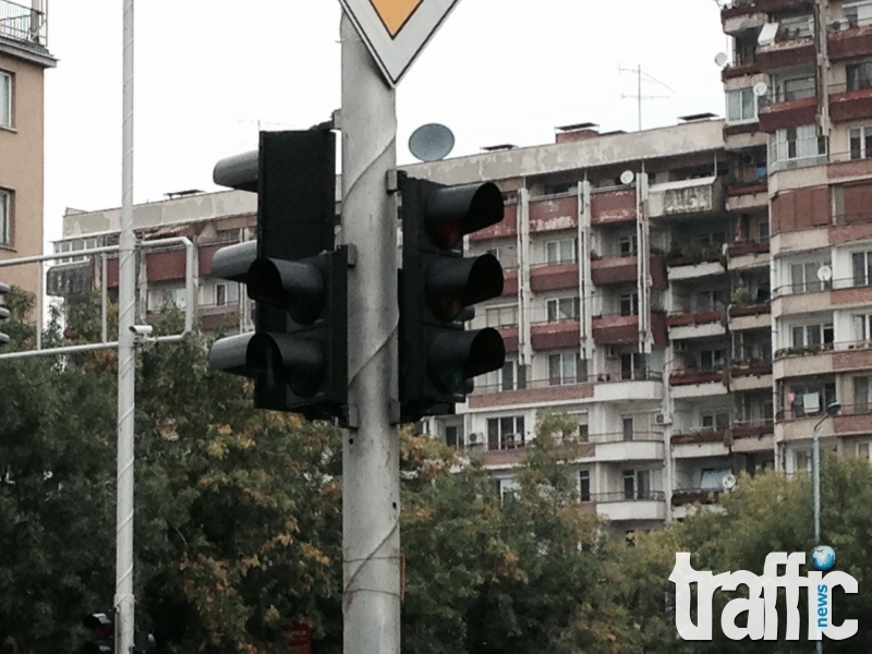 Ексклузивни СНИМКИ: Неработещи светофари объркаха трафика в Пловдив