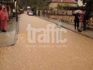 ЕКСКЛУЗИВНИ СНИМКИ и ВИДЕО: Вода заля Тополово