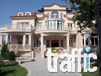 Още две от къщите на Кирил Рашков на продан