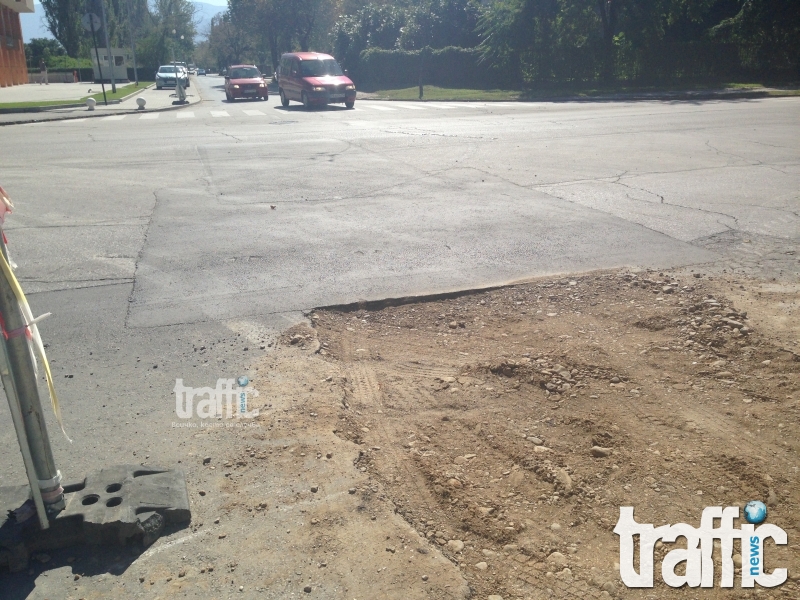 Голяма дупка застрашава безопасността на движението СНИМКИ