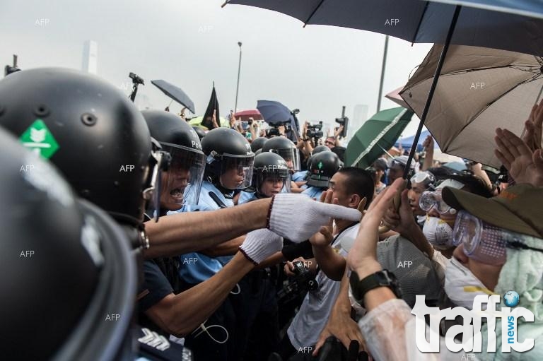 Сблъсъци между противникови групи са избухнали в Хонконг