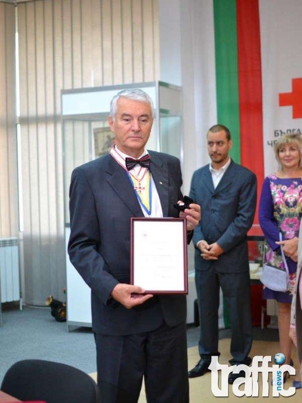  Шефът на БЧК със златни медали за човеколюбие и хуманност
