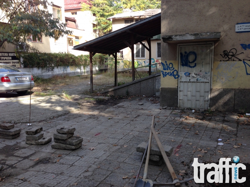 Затварят двора на стария ТЕЛК, отново бунт за паркоместа в района СНИМКИ