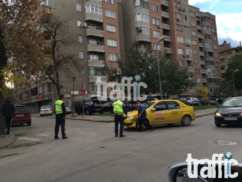 Блъснаха такси на улица Богомил