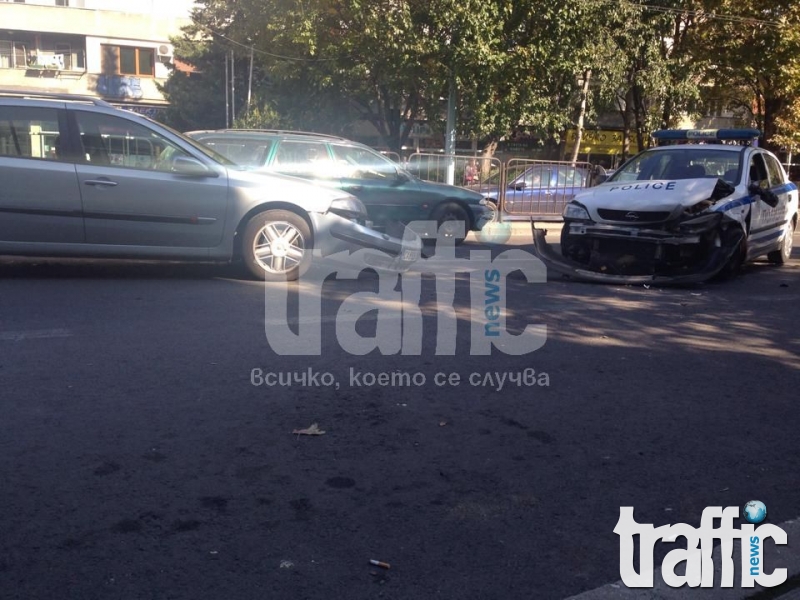 Извънредно! Полицай е ранен при гонка в Пловдив! 6 коли размазани! СНИМКИ