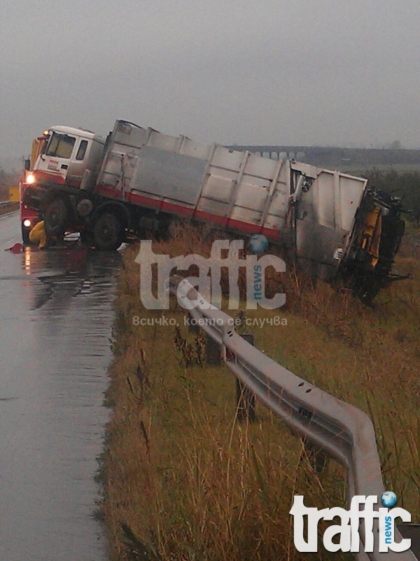 Боклукчийски камион се обърна на пътя Войводиново-Рогош СНИМКИ