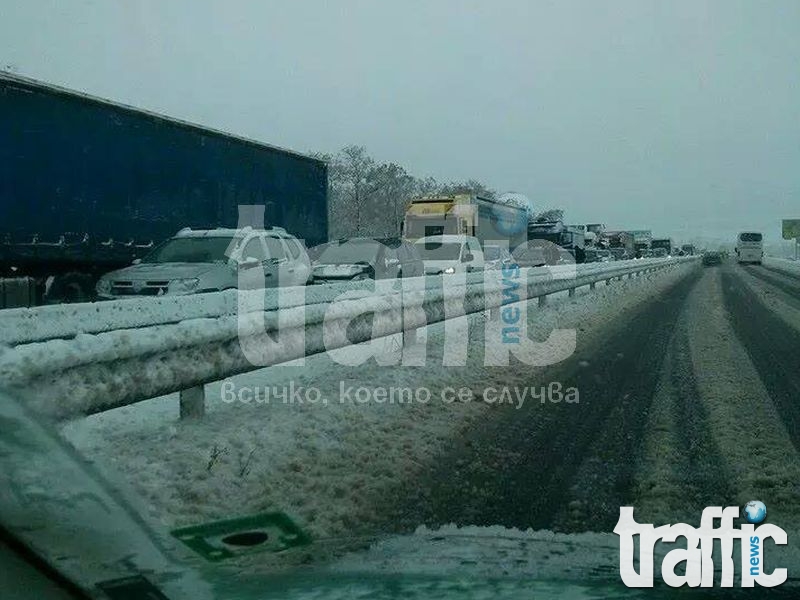 Снимки на TrafficNews: Снегът в България – блокираната магистрала и заснежените райони!