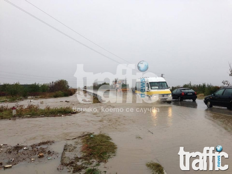 Пътят на Бяла река под метър вода СНИМКИ