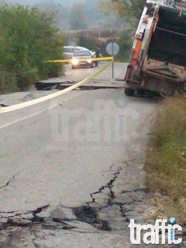 Камион пропадна заедно с асфалта на пътя за Горни Воден СНИМКИ