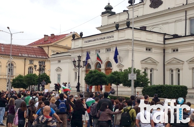 Атакисти протестират пред парламента