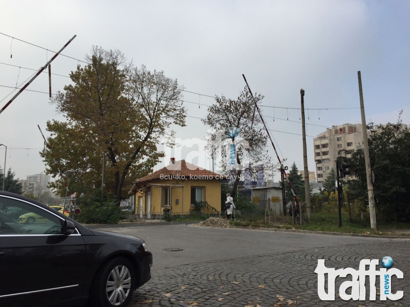 Възстановиха движението по прелеза на 