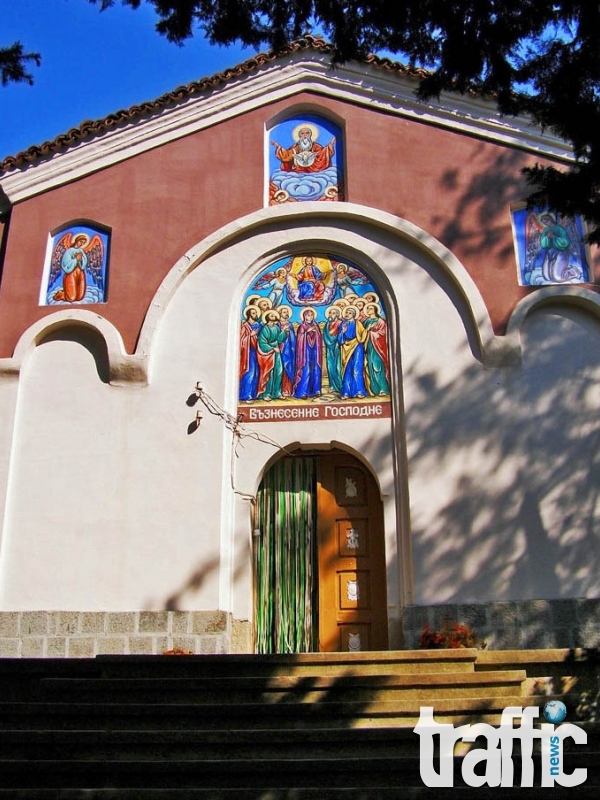 Стотици пловдивчани изпълниха храма 