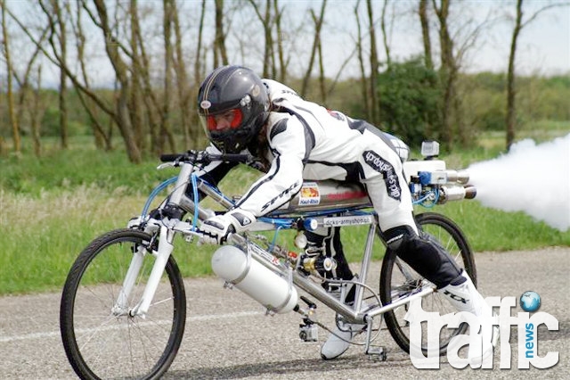 Швейцарец яхна колело с реактивен двигател и надбяга 