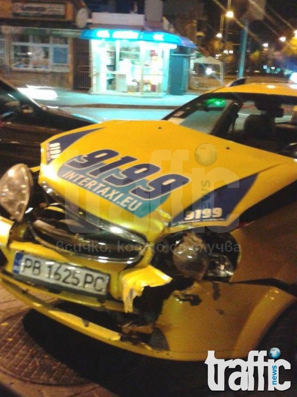 Таксиметров шофьор в болница, след като се вряза в мерцедес СНИМКИ