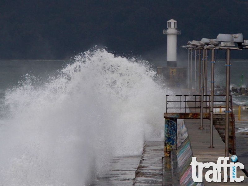 Силен вятър затвори пристанището във Варна
