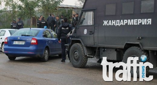 Полиция и жандармерия нахлуха в циганската махала в Пазарджик!