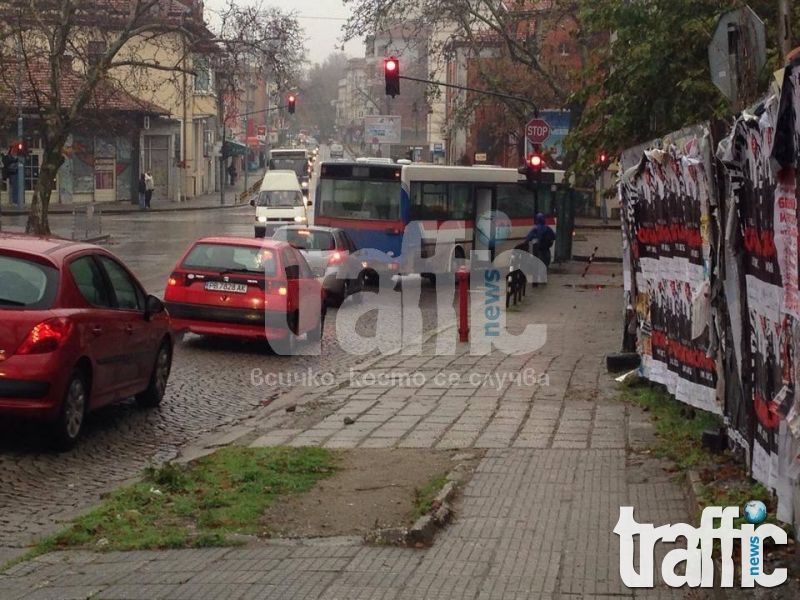 Автобус удари миниван срещу Търговската гимназия! СНИМКИ