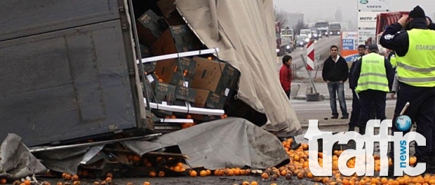 Тир с мандарини се преобърна на пътя!