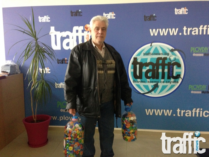 Бизнесмен събра стотици капачки за кампанията на TrafficNews