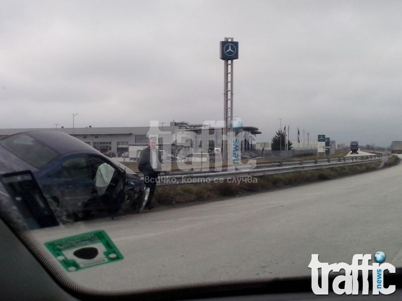 Първо в TrafficNews: Пежо излетя върху мантинела, заради Мерцедес край Пловдив СНИМКИ