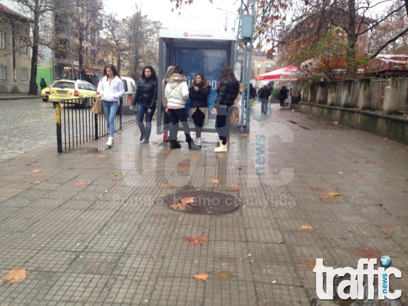 Учениците масово пушат пред училищата! СНИМКИ