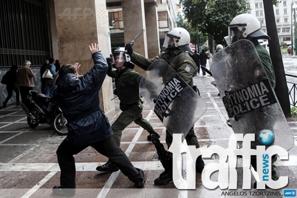 Сблъсъци с полицията и 200 арестувани в Атина
