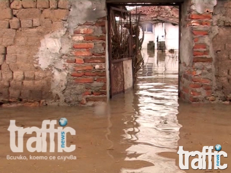 Заради потопа в Нова махала: Евакуираха 400 човека ВИДЕО