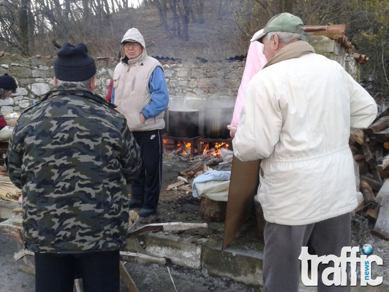 Пет казана с курбан от бяла риба чакат богомолците