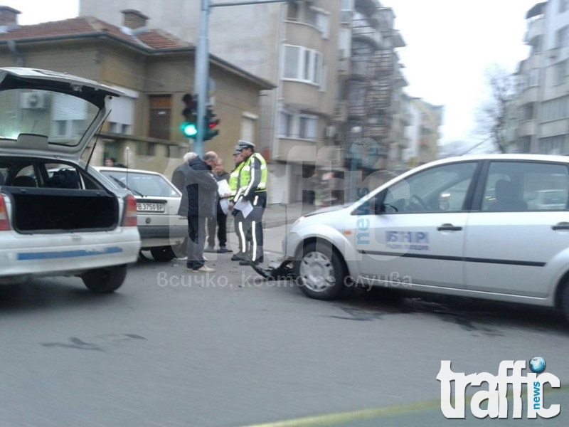 Кола на БНР ударена в Пловдив! СНИМКИ