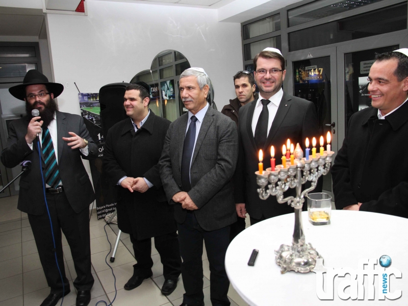 Посланикът на Израел  и д-р Енчев палят свещите за Ханука в Пловдив