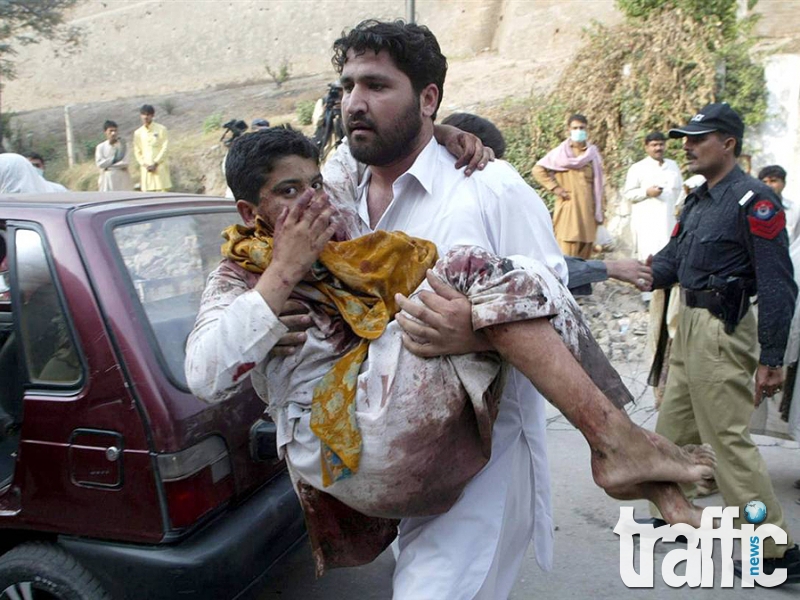 141 убити, от тях 132 деца, в талибанската атака в Пакистан