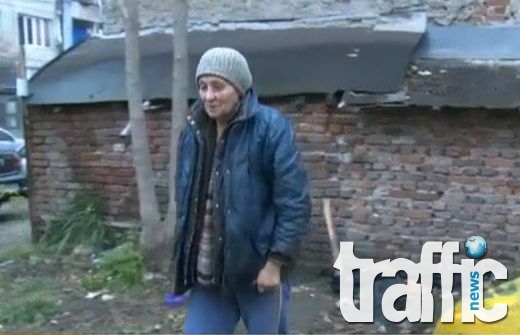 Майка и двете й деца посрещат Коледа на улицата