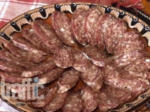 Младежи приготвят вкусни луканки ВИДЕО