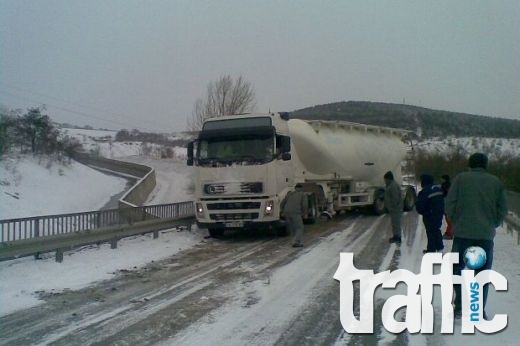 Ад в снега! Българи бедстват и в Албания, искат им пари