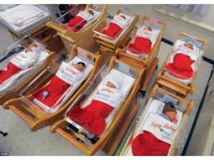 Изписват бебета в коледни чорапчета