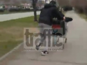 Момчета обиколиха Кючук Париж с пазарска количка ВИДЕО