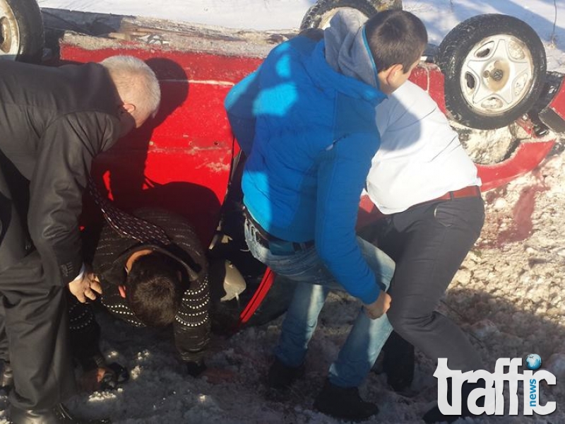 Здравният министър помогна на момчета, пострадали в катастрофа