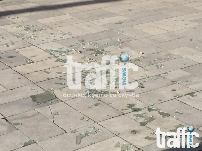 Счупени прозорци и разпилени стъкла пред Прокуратурата в Пловдив СНИМКИ