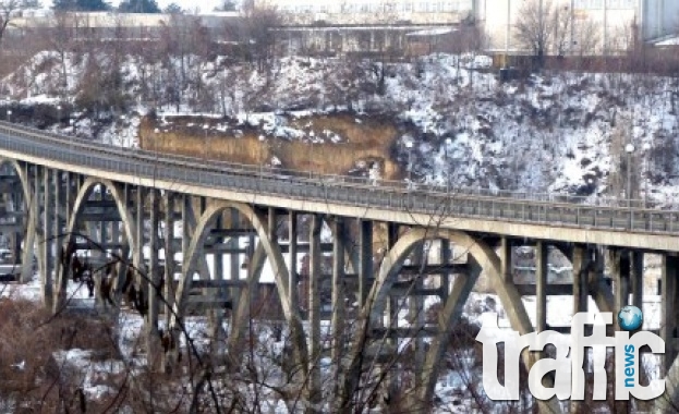 Жена падна от мост край Русе и сама звънна на 112