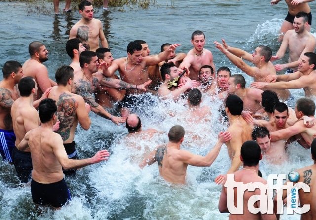 33-годишен улови Богоявленският кръст във водите на река Марица